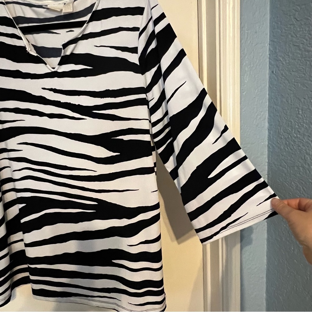 Chicos Size 2 Zebra 3/4 sleeve top/tunic
